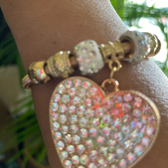 Stretch gold cord bracelet with sparkly heart and gold & sparkly charms! Bling! - Picture 6 of 8